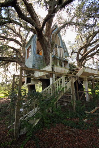 Illustration for article titled This abandoned playhouse was once an elaborate treehouse mansion